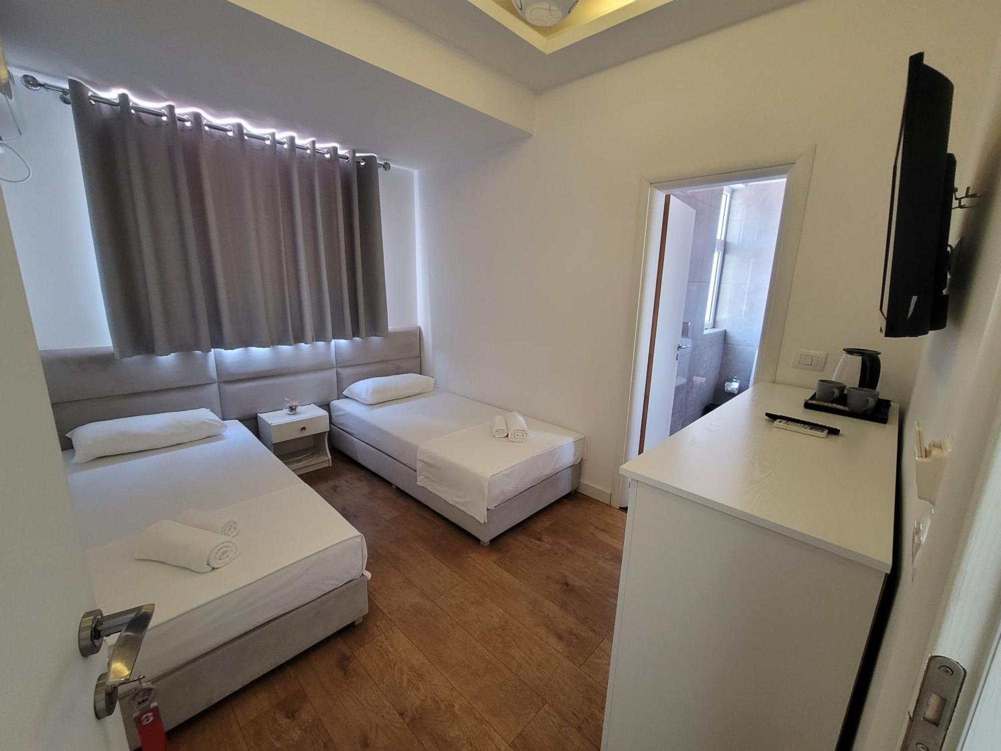 Hotel Myrtai - City Center Sarande Bagian luar foto