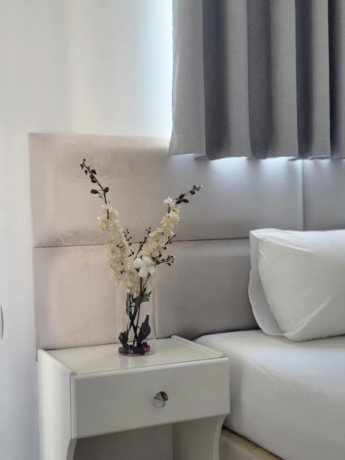 Hotel Myrtai - City Center Sarande Bagian luar foto