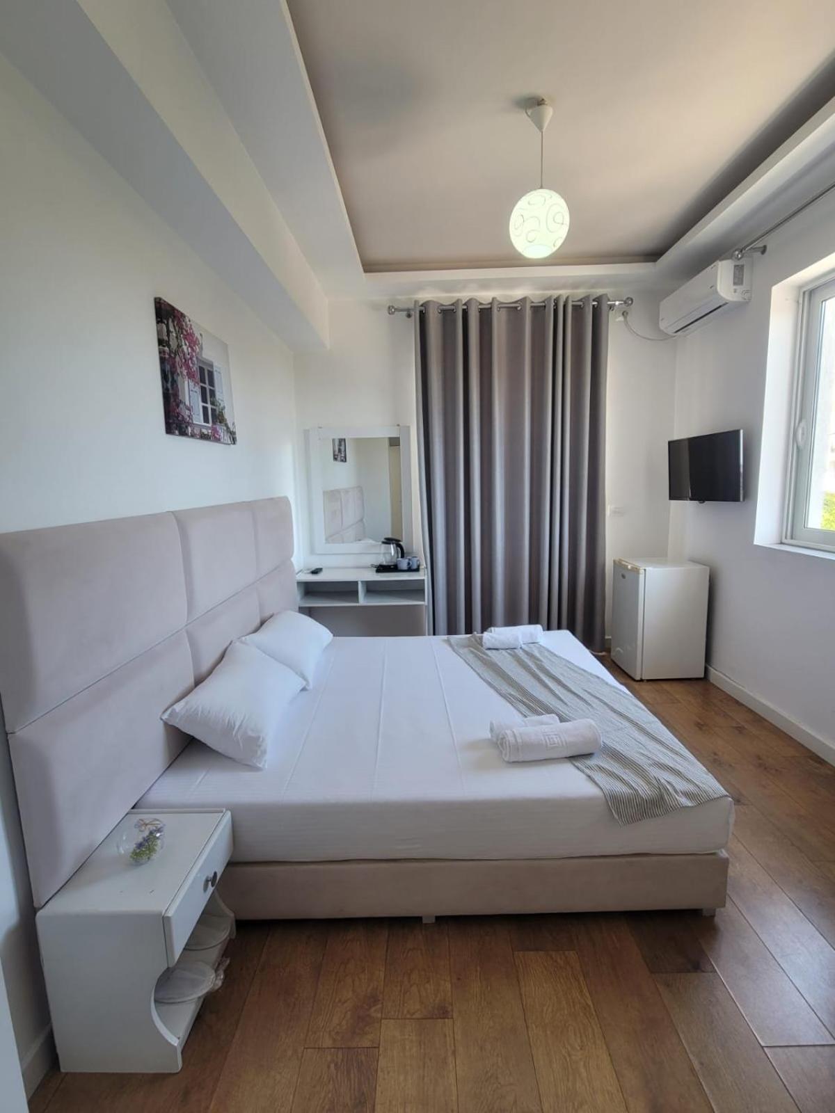 Hotel Myrtai - City Center Sarande Bagian luar foto