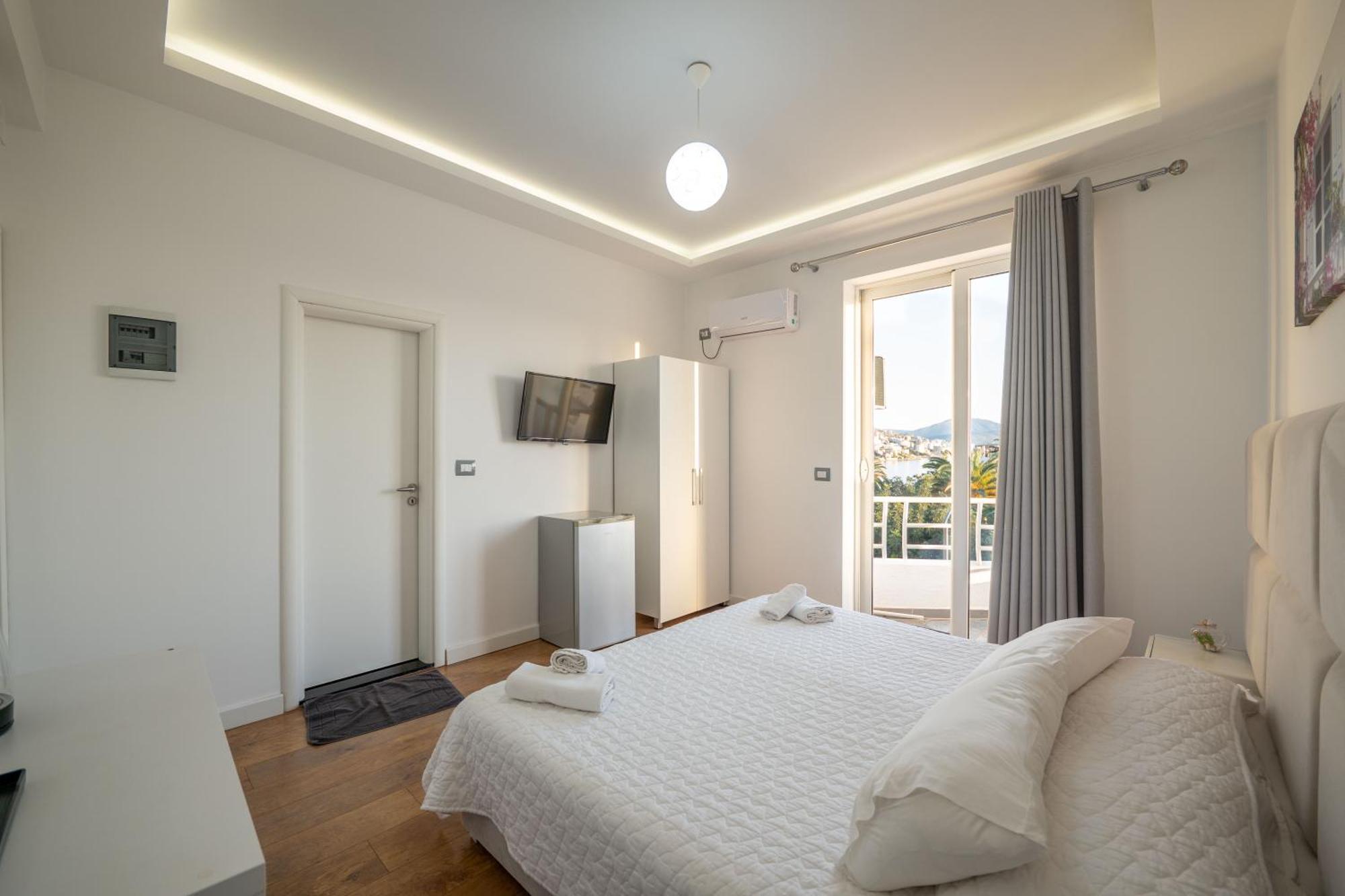 Hotel Myrtai - City Center Sarande Bagian luar foto