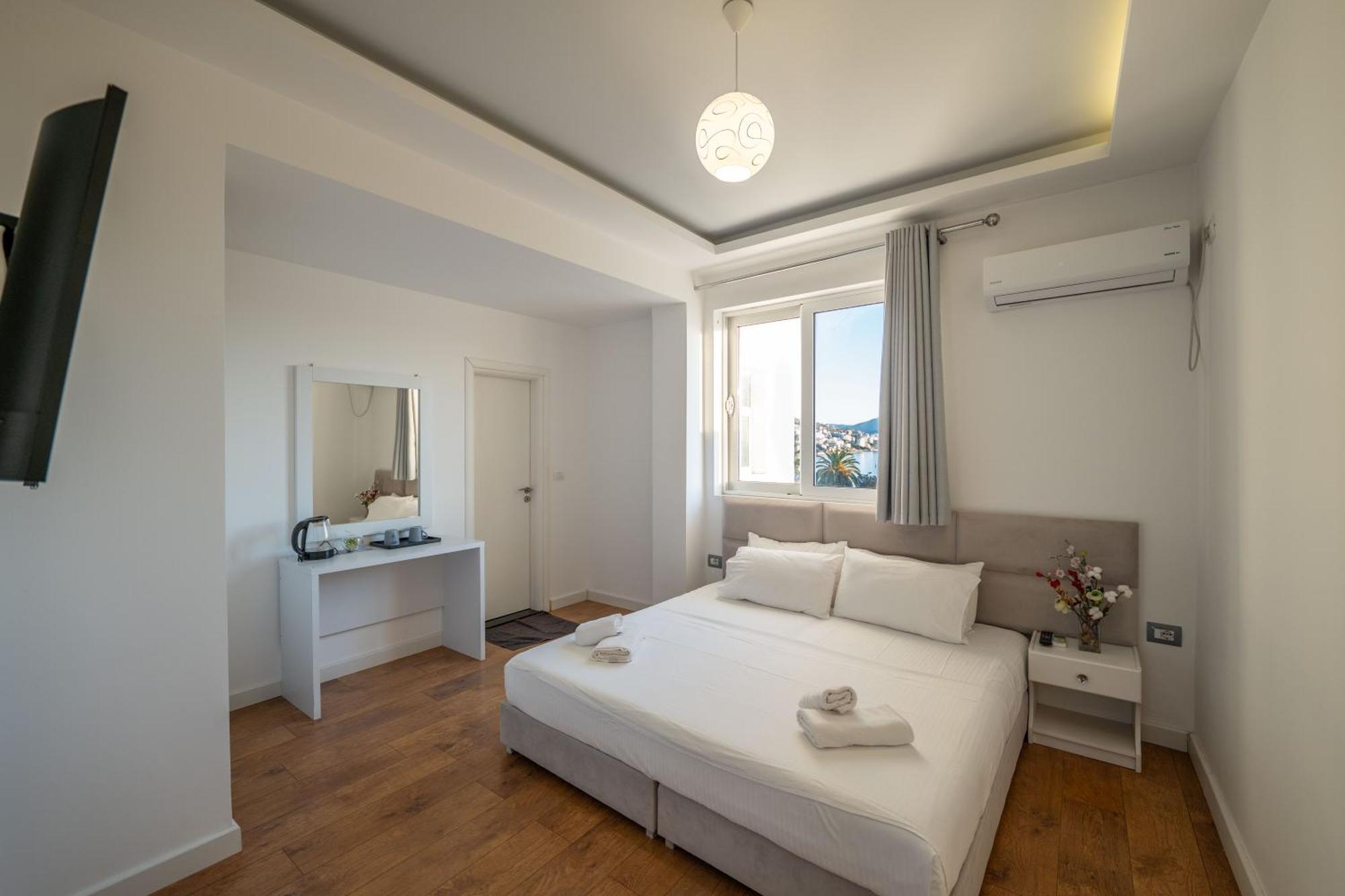 Hotel Myrtai - City Center Sarande Bagian luar foto