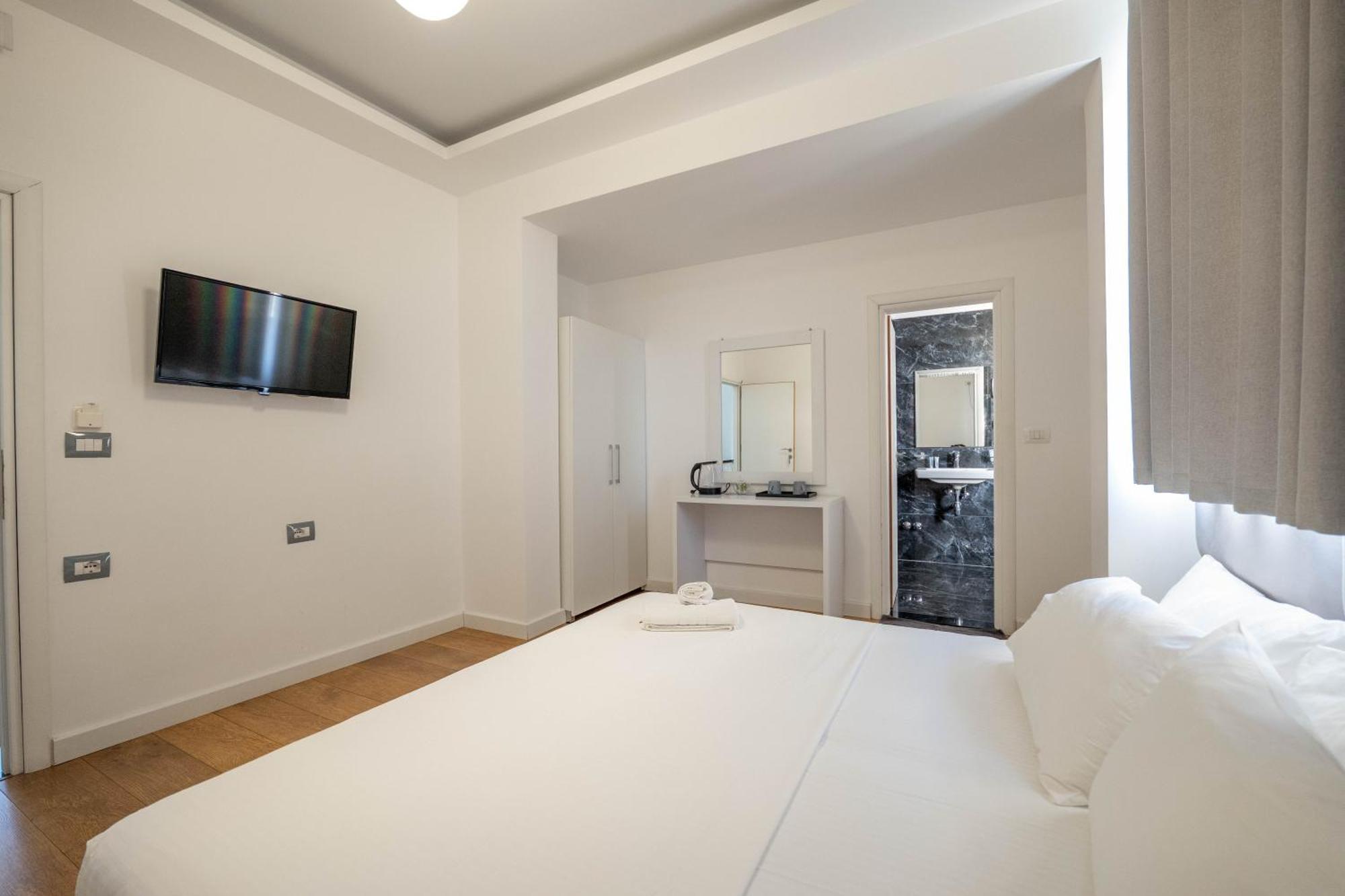 Hotel Myrtai - City Center Sarande Bagian luar foto