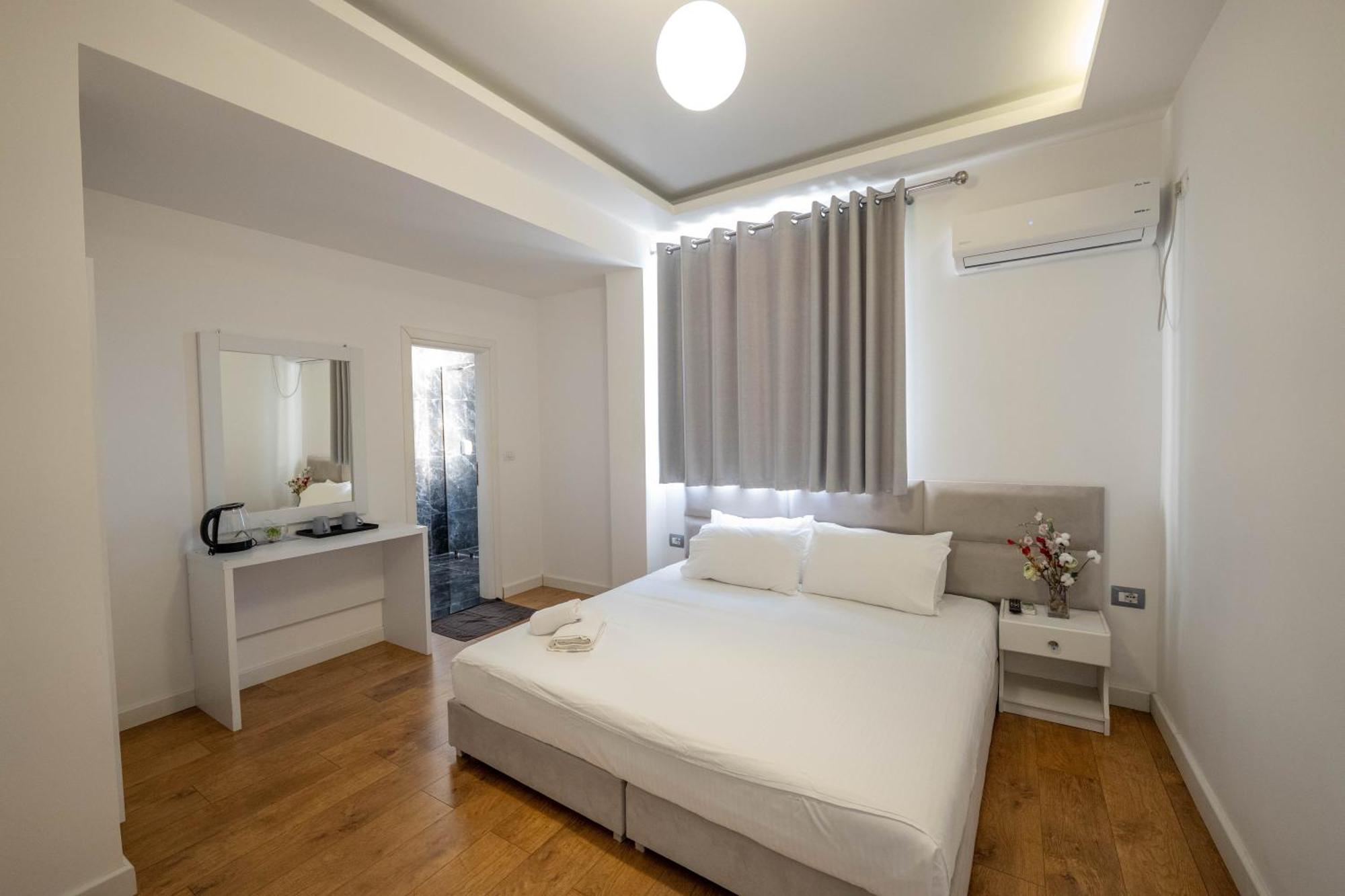 Hotel Myrtai - City Center Sarande Bagian luar foto