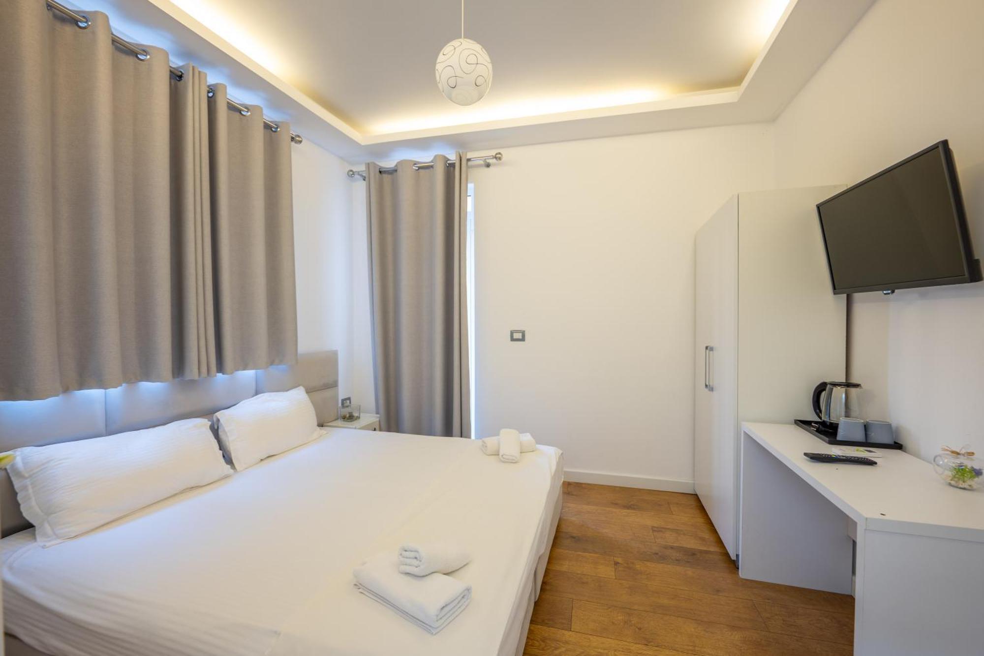 Hotel Myrtai - City Center Sarande Bagian luar foto