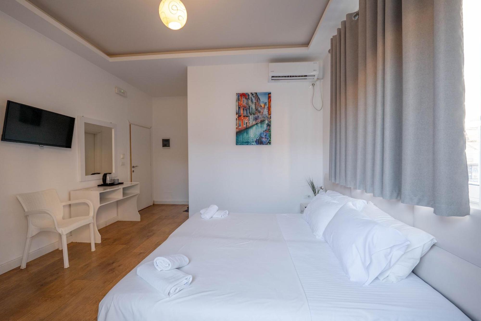 Hotel Myrtai - City Center Sarande Bagian luar foto