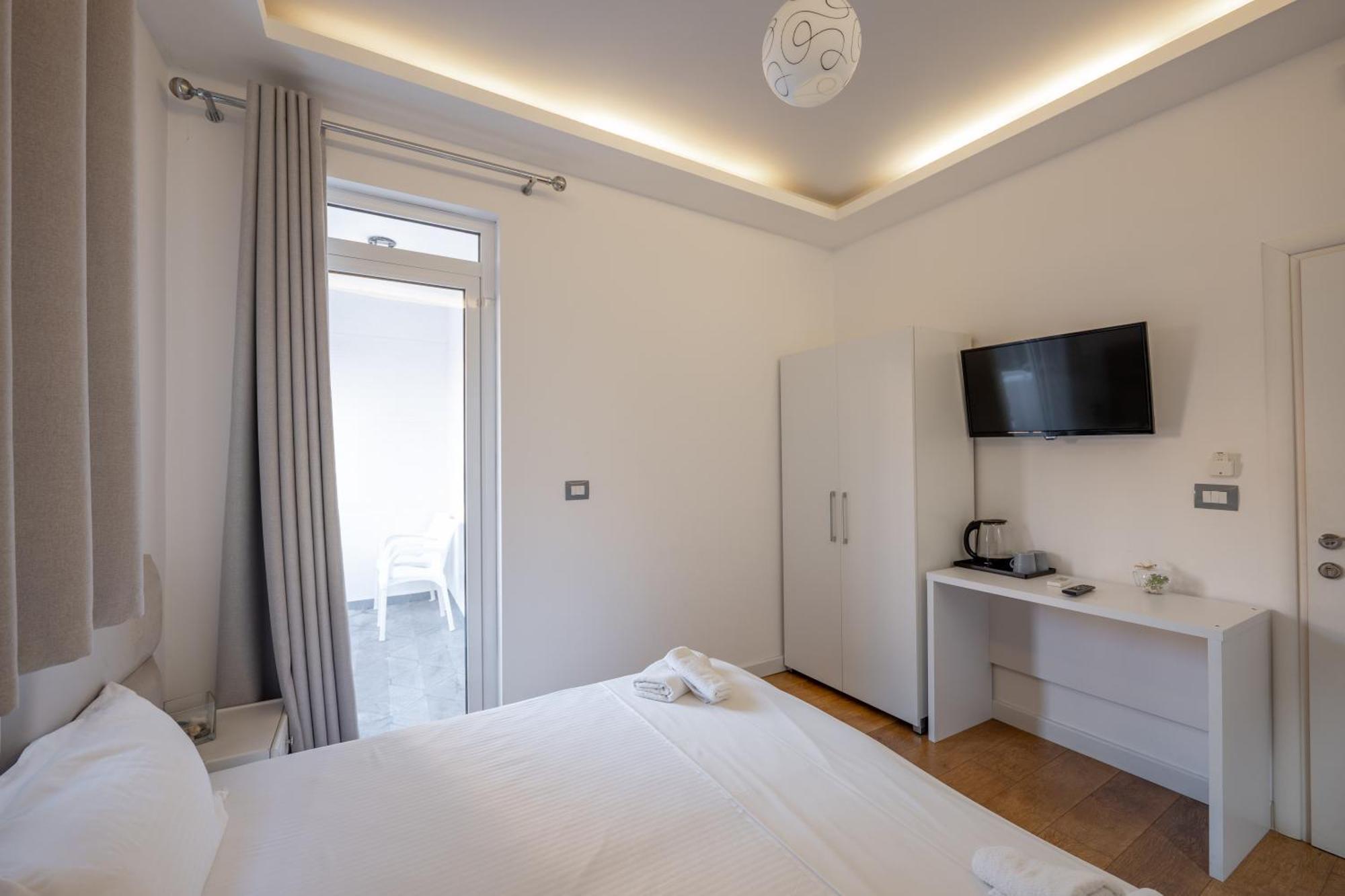 Hotel Myrtai - City Center Sarande Bagian luar foto