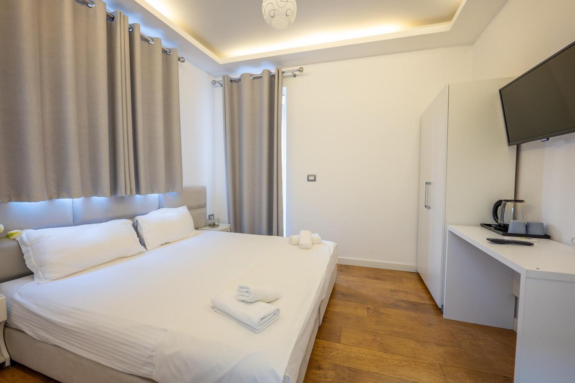 Hotel Myrtai - City Center Sarande Bagian luar foto