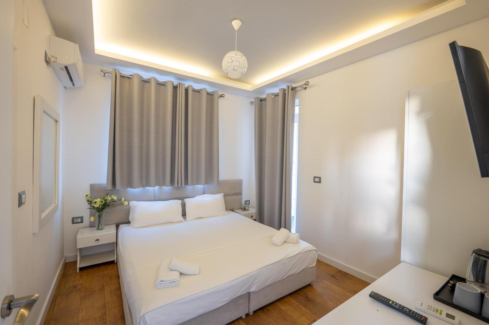 Hotel Myrtai - City Center Sarande Bagian luar foto