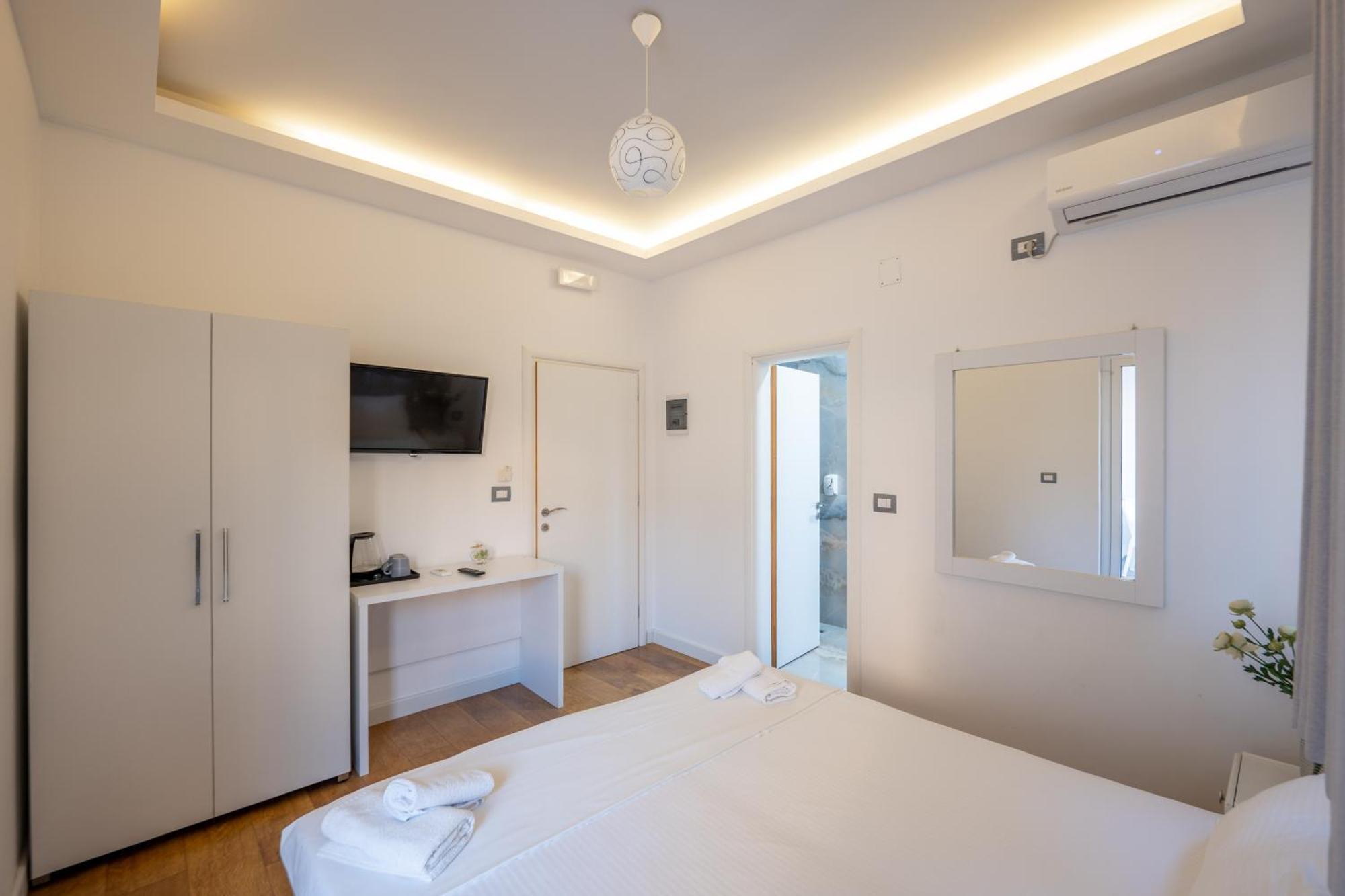 Hotel Myrtai - City Center Sarande Bagian luar foto