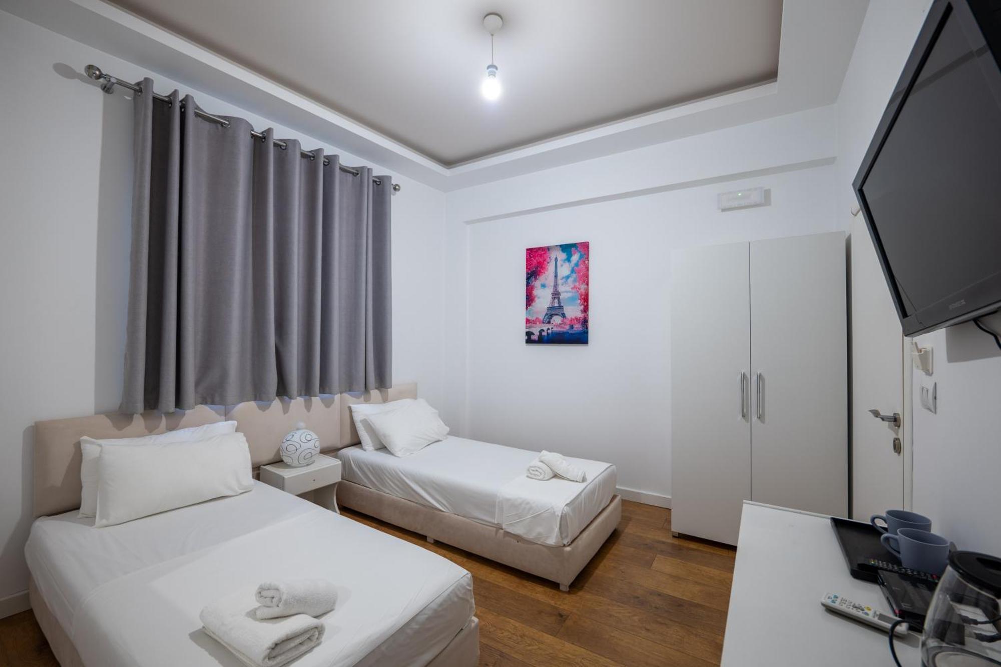 Hotel Myrtai - City Center Sarande Bagian luar foto