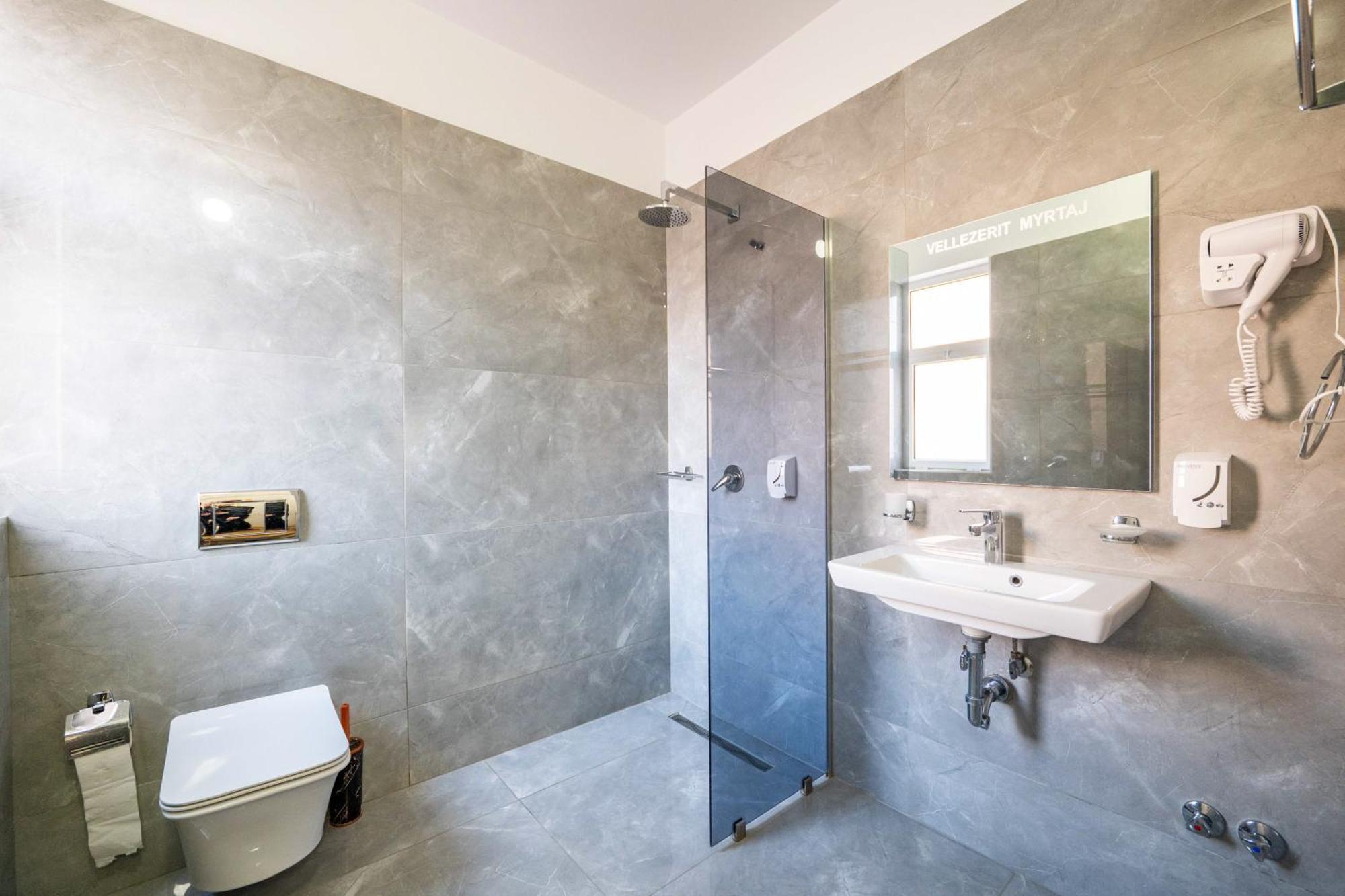 Hotel Myrtai - City Center Sarande Bagian luar foto